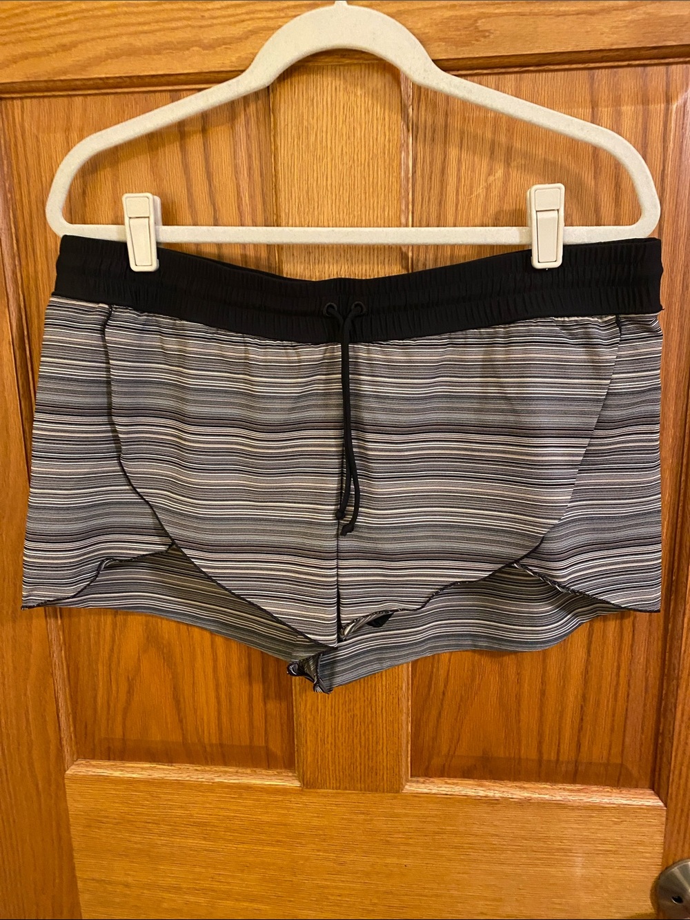 Athleta Black Gray Stripe Performance Shorts Elastic Drawstring Waist Size Large